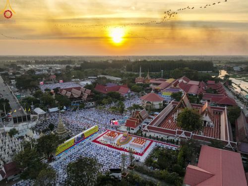 ภาพ No.194804:พิธีจุดประทีปถวายเป็นพุทธบูชา และบูชาธรรมมหาปูชนียาจารย์ ณ วัดสองพี่น้อง ต.ต้นตาล อ.สองพี่น้อง จ.สุพรรณบุรี ในโครงการธรรมยาตรา กตัญญูบูชา มหาปูชนียาจารย์ พระมงคลเทพมุนี(สด จนฺทสโร) พระผู้ปราบมาร อนุสรณ์สถาน 7 แห่ง ปีที่ 13 วันที่ 14 มกราคม พ.ศ. 2568