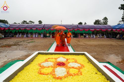 ภาพ No.174075:พิธีวางศิลาฤกษ์มหาสมบัติ โปรยรัตนชาติบ่อมงคลเศรษฐี ติดแผ่นทอง ลูกนิมิต - ช่อฟ้า เพื่อสถาปนาสร้างอุโบสถ บูชาธรรม 80 ปีหลวงพ่อธัมมชโย ณ วัดทุ่งเจริญธรรม อ.อมก๋อย จ.เชียงใหม่ วันที่ 8 พฤศจิกายน พ.ศ. 2567