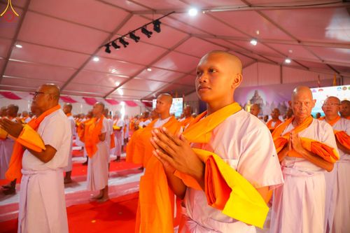 ภาพ No.103234:พิธีบรรพชา พิธีขอศีลและนิสัย ธรรมทายาทชาวอินโดนีเซียกว่า 1,000 คน ณ มหาเจดีย์บุโรพุทโธ ประเทศอินโดนีเซีย ในวันที่ 19 ธันวาคม พ.ศ. 2566