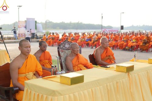 ภาพ No.135371:โครงการตักบาตรข้าวสารอาหารแห้งพระภิกษุสามเณร ๑,๐๐๐ รูป วันอังคารที่ ๙ เมษายน พ.ศ.๒๕๖๗ ณ ถนนหน้าที่ว่าการอำเภอคลองขลุง (เส้นเลียบแม่น้ำปิง) ตำบลคลองขลุง อำเภอคลองขลุง จังหวัดกำแพงเพชร