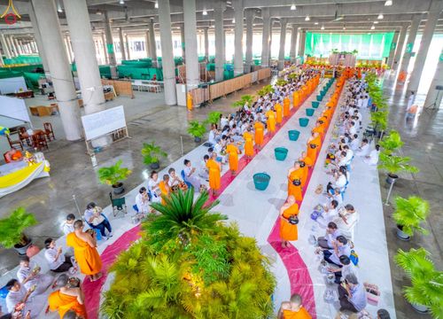 ภาพ No.229617:วันอาทิตย์ที่ 22 มิถุนายน พ.ศ. 2568 พิธีตักบาตรฉลองพระบวชใหม่ โครงการอุปสมบทหมู่ผู้บริหารรุ่นที่ 15 ณ วิหารคด วัดพระธรรมกาย