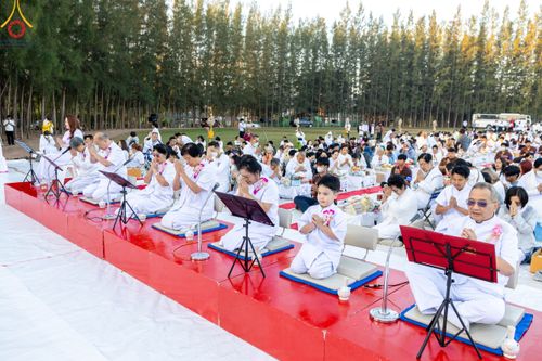 ภาพ No.103817:พิธีตักบาตรพระ 1,000 รูป ครั้งที่ 7 ถวายเป็นพุทธบูชา เพื่อช่วยเหลือคณะสงฆ์ 323 วัด 4 จังหวัดชายแดนภาคใต้ และถวายแด่คณะสงฆ์จังหวัดพิษณุโลก ณ ลานธรรมธุดงคสถานพิษณุโลก อ.วังทอง จ.พิษณุโลก วันที่ 24 ธันวาคม พ.ศ. 2566