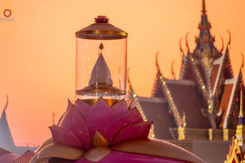 ภาพ No.197615:พิธีตักบาตรพระธรรมยาตรา ณ อนุสรณ์สถานลำดับที่ 4 สถานที่เกิดด้วยกายธรรม วัดโบสถ์(บน) ต.บางคูเวียง จ.นนทบุรี ในโครงการธรรมยาตรา กตัญญูบูชา มหาปูชนียาจารย์ พระมงคลเทพมุนี(สด จนฺทสโร) พระผู้ปราบมาร อนุสรณ์สถาน 7 แห่ง ปีที่ 13 วันที่ 19 มกราคม พ.ศ. 2568