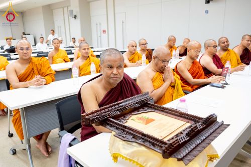 ภาพ No.222689:วันที่ 23 เมษายน พ.ศ. 2568 หลวงพ่อทัตตชีโวต้อนรับคณะสงฆ์เนปาล ณ อาคาร 100 ปี คุณยายมหารัตนอุบาสิกาจันทร์ ขนนกยูง วัดพระธรรมกาย