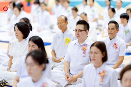 ภาพ No.215277:วันอาทิตย์ต้นเดือนที่ 6 เมษายน พ.ศ. 2568 พิธีบูชาข้าวพระ สภาธรรมกายสากล วัดพระธรรมกาย