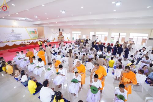 ภาพ No.59097:พิธีปลงผมและแห่นาคธรรมทายาท ในโครงการบรรพชาสามเณร ภาคฤดูร้อน เฉลิมพระเกียรติพระบาทสมเด็จพระเจ้าอยู่หัว เนื่องในโอกาส  พระราชพิธีมหามงคลเฉลิมพระชนมพรรษา 6 รอบ  ปลงผมนาคในวันที่ 21 เมษายน พ.ศ 2567 ณ วัดกลางธนรินทร์ (ธรรมอุทยานบ้านแป้ง)