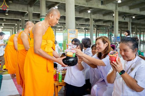 ภาพ No.142304:พิธีตักบาตรฉลองพระใหม่ ในโครงการอุปสมบทหมู่รุ่นผู้บริหาร  ณ วิหารคด วัดพระธรรมกาย วันอาทิตย์ที่ 23 มิถุนายน พ.ศ.2567