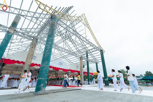 ภาพ No.146546:พิธีทอดผ้าป่าสร้างหลังคาอาคาร 80 ปี หลวงพ่อธัมมชโย ณ ศูนย์ปฎิบัติธรรมวิหารแดง จังหวัดสระบุรี วันอาทิตย์ที่ 28 กรกฎาคม พ.ศ. 2567