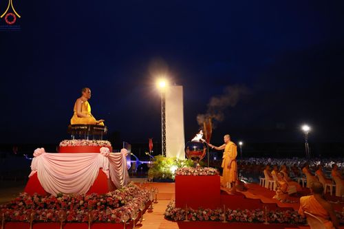 ภาพ No.160559:พิธีจุดประทีป 20,000 ดวง บูชาพระมหาธรรมกายเจดีย์ และบูชาพระมงคลเทพมุนี (สด จนฺทสโร) พระผู้ปราบมาร ณ ลานธรรม พระมหาธรรมกายเจดีย์ วัดพระธรรมกาย จ.ปทุมธานี วันที่ 10 ตุลาคม พ.ศ. 2567