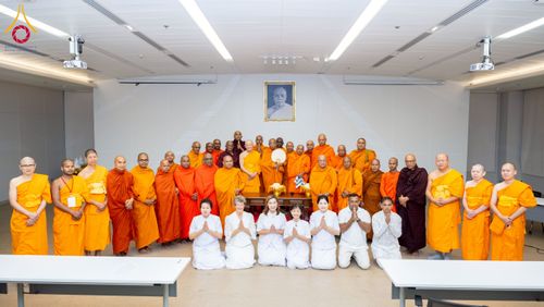 ภาพ No.223014:วันที่ 24 เมษายน พ.ศ. 2568 หลวงพ่อทัตตชีโวต้อนรับคณะสงฆ์ศรีลังกา ณ อาคาร 100 ปี คุณยายมหารัตนอุบาสิกาจันทร์ ขนนกยูง วัดพระธรรมกาย