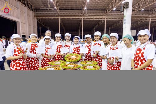 ภาพ No.188146:พิธีถวายภัตตาหารเป็นสังฆทาน แด่พระธรรมยาตรา ในโครงการธรรมยาตรา กตัญญูบูชา มหาปูชนียาจารย์ พระมงคลเทพมุนี(สด จนฺทสโร) พระผู้ปราบมาร อนุสรณ์สถาน 7 แห่ง ปีที่ 13 ณ สภาธรรมกายสากล วัดพระธรรมกาย วันที่ 2 มกราคม พ.ศ. 2568