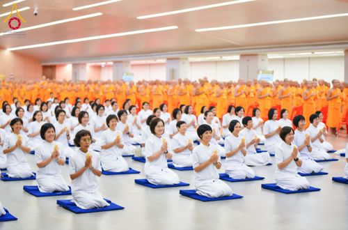 ภาพ No.161644:พิธีรับดวงแก้วนักเรียนบาลี ผู้สมัครสอบในนามวัดพระธรรมกาย วันพุธที่ 2 ตุลาคม พ.ศ. 2567 ณ เทวสภา อาคารร้อยปีคุณยายอาจารย์ฯ วัดพระธรรมกาย จ.ปทุมธานี