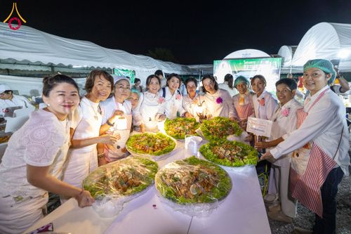 ภาพ No.193571:สาธุชนถวายภัตตาหารเป็นสังฆทาน แด่พระธรรมยาตรา ณ อนุสรณ์สถานคลองบางนางแท่น อ.สามพราน จ.นครปฐม ในโครงการธรรมยาตรา กตัญญูบูชา มหาปูชนียาจารย์ พระมงคลเทพมุนี(สด จนฺทสโร) พระผู้ปราบมาร อนุสรณ์สถาน 7 แห่ง ปีที่ 13 วันที่ 11 มกราคม พ.ศ. 2568