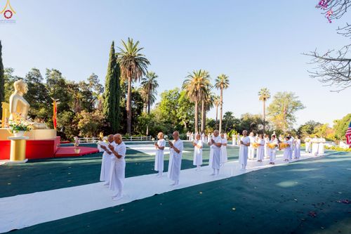 ภาพ No.252213:วันที่ 4-5 ตุลาคม พ.ศ. 2568  วัดพระธรรมกายแคลิฟอร์เนีย ประเทศสหรัฐอเมริกา ได้จัดพิธีตัดปอยผม โดยคณะสงฆ์ ญาติ ๆ และสาธุชน ให้กับนาคธรรมทายาท 8 ท่าน และได้จัดพิธีบรรพชา-อุปสมบท ฉลองพิธีทอดกฐินบรมจักรพรรดิ สร้างอุโบสถ 82 ปี บูชาธรรมหลวงพ่อธัมมชโย