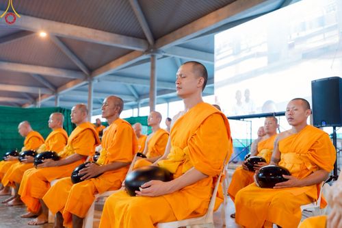 ภาพ No.214568:วันศุกร์ที่ 4 เมษายน พ.ศ.2568 นาคธรรมทายาทตักบาตรพระพี่เลี้ยง ในโครงการบรรพชาสามเณร ฟื้นฟูพระพุทธศาสนาทั่วไทย ณ วิหารคด 22 วัดพระธรรมกาย