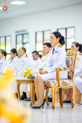 ภาพ No.179573:พิธีเจริญพระพุทธมนต์ พิธีทำบุญตักบาตรถวายพระราชกุศล และพิธีวางพานพุ่มดอกไม้ถวายราชสักการะ  แด่พระบาทสมเด็จพระบรมชนกาธิเบศร มหาภูมิพลอดุลยเดชมหาราช บรมนาถบพิตร เนื่องในวันคล้ายวันพระบรมราชสมภพ วันชาติ และวันพ่อแห่งชาติ วันพฤหัสบดีที่ 5 ธันวาคม พ.ศ. 2567 ณ