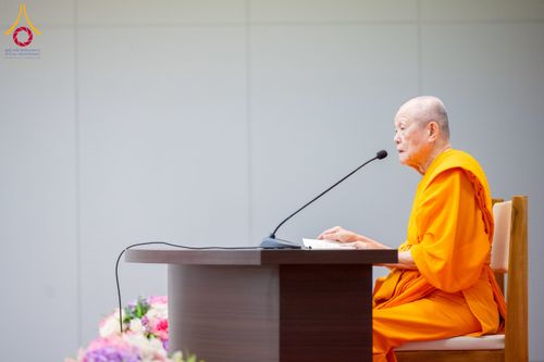 ภาพ No.223098:วันที่ 24 เมษายน พ.ศ. 2568 หลวงพ่อทัตตชีโวต้อนรับคณะเมียนมา อุบาสก อุบาสิกา 180 คน ณ อาคาร 100 ปี คุณยายมหารัตนอุบาสิกาจันทร์ ขนนกยูง วัดพระธรรมกาย