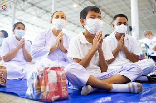 ภาพ No.89425:พิธีตักบาตร ข้าวสารอาหารแห้ง พิธีบูชาข้าวพระ และพิธีจุดเทียนใจ ไฟนิรันดร์  อนันตชัย ณ สภาธรรมกายสากล วัดพระธรรมกาย วันอาทิตย์ที่ 1 ตุลาคม พ.ศ. 2566