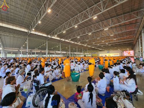 ภาพ No.122995:พิธีตักบาตร และพิธีบูชาข้าวพระ ในวันอาทิตย์ต้นเดือนที่ 4 กุมภาพันธ์ พ.ศ. 2567 ณ วัดพระธรรมกาย จ.ปทุมธานี