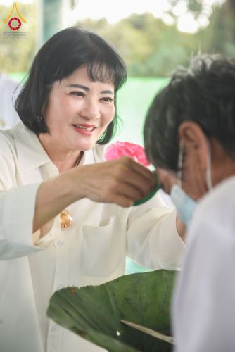 ภาพ No.180190:พิธีตัดปอยผมธรรมทายาท ณ ศูนย์ปฏิบัติธรรมวิหารแดง จ.สระบุรี โครงการบรรพชาอุปสมบท บูชาธรรมมหาปูชนียาจารย์ วันที่ 5 ธันวาคม พ.ศ. 2567