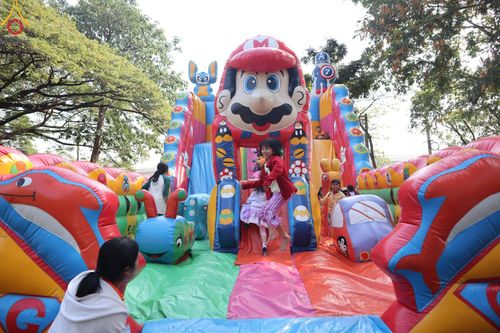 ภาพ No.194121:วัดพระธรรมกาย จัดงานวันเด็กแห่งชาติ ประจำปี พ.ศ.2568 ออกร้านอาหาร 200 ร้าน มอบของขวัญหลายหมื่นชิ้น วันที่ 12 มกราคม พ.ศ. 2568 วัดพระธรรมกาย อ.คลองหลวง จ.ปทุมธานี