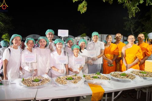 ภาพ No.188888:พิธีถวายภัตตาหารเป็นสังฆทาน แด่พระธรรมยาตรา ในโครงการธรรมยาตรา กตัญญูบูชา มหาปูชนียาจารย์ พระมงคลเทพมุนี(สด จนฺทสโร) พระผู้ปราบมาร ปีที่ 13 ณ อนุสรณ์สถานมหาวิหารพระมงคลเทพมุนี (โลตัสแลนด์) อ.สองพี่น้อง จ.สุพรรณบุรี วันที่ 4 มกราคม พ.ศ.2568