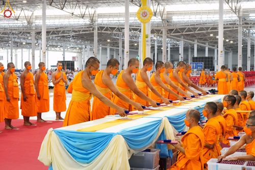 พระธรรมยาตรารับประกาศนียบัตร และพระของขวัญ ในวันอาทิตย์ต้นเดือนที่ 4 กุมภาพันธ์ พ.ศ.2567 ณ สภาธรรมกายสากล วัดพระธรรมกาย