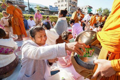 ภาพ No.187125:พิธีตักบาตรพระ ๕๐๐ รูป "สร้างบุญใหญ่ ส่งท้ายปีเก่า ต้อนรับปีใหม่ ๒๕๖๘" วันเสาร์ที่ ๒๘ ธันวาคม พ.ศ. ๒๕๖๗ ณ ถนนหน้าที่ว่าการอำเภอภูเรือ จังหวัดเลย