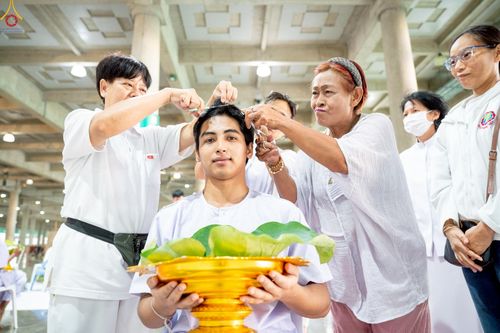 ภาพ No.242933:วันที่ 31 สิงหาคม พ.ศ. 2568 พิธีตัดปอยผมและปลงผม โครงการอุปสมบทหมู่บูชาธรรม ครบรอบ 108 ปี วันครูผู้ค้นพบวิชชาธรรมกาย ณ วัดพระธรรมกาย