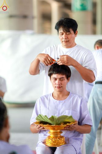 ภาพ No.159677:พิธีตัดปอยผมปลงผมนาคธรรมทายาท, พิธีบรรพชาอุปสมบทหมู่ โครงการอุปสมบทหมู่บูชาธรรม 140 ปี พระมงคลเทพมุนี (สด จนฺทสโร) ณ โบสถ์พระไตรปิฏก วัดพระธรรมกาย วันเสาร์ที่ 5 ตุลาคม พ.ศ. 2567