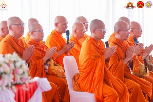 ภาพ No.224454:วันจันทร์ที่ 12 พฤษภาคม พ.ศ. 2568  ชาวพุทธในอินโดนีเซีย ร่วมฉลองวิสาขบูชาจุดประทีปกว่า 200,000 ดวง ณ พระมหาเจดีย์บรมพุทโธ  เจริญพุทธมนต์ถวาย “พระวชิรเกล้าเจ้าอยู่หัว”