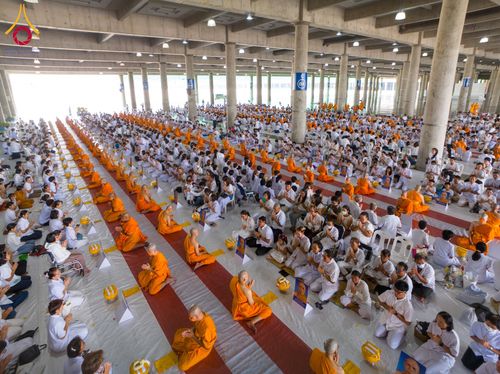 ภาพ No.62535:พิธีถวายบาตรเเละไทยธรรม ในโครงการอุปสมบทหมู่ บูชาธรรมหลวงพ่อธัมมชโย พ.ศ.2567 ณ ลานธรรม พระมหาธรรมกายเจดีย์ วันที่ 13 เมษายน พ.ศ.2567