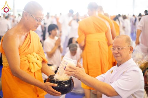 ภาพ No.209310:วันอาทิตย์ที่ 2 มีนาคม พ.ศ. 2568 พิธีตักบาตร ข้าวสารอาหารแห้ง ณ บ้านแก้วเรือนทองคุณยายฯ สภาธรรมกายสากล วัดพระธรรมกาย