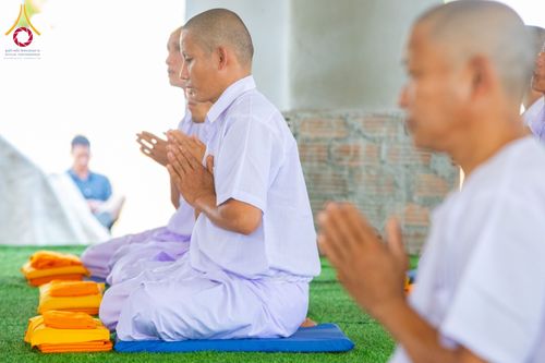 ภาพ No.181510:พิธีขอขมาผู้ปกครอง, พิธีมอบบาตรผ้าไตร, พิธีบรรพชาสามเณร โดยพระครูวิบูลย์เจติยาทร รองเจ้าคณะจังหวัดลำพูน ณ ธุดงคสถานลำพูน ต.เหล่ายาว  อ.บ้านโฮ่ง จ.ลำพูน วันที่ 5 ธันวาคม พ.ศ. 2567