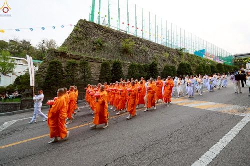 ภาพ No.229534:วันเสาร์ที่ 26 เมษายน พ.ศ. 2568 คณะพระภิกษุสามเณรในโครงการบรรพชาหมู่ 81 รูป  วัดภาวนาโซล ประเทศเกาหลีใต้ ได้ร่วมกับคณะสาธุชนคนไทยในเกาหลีใต้  ร่วมกันเดินขบวนอัญเชิญโคมดอกบัว  เพื่อบูชาแด่องค์สมเด็จพระสัมมาสัมพุทธเจ้า  ในงานเทศกาลวิสาขบูชานานาชาติ ประจำปี