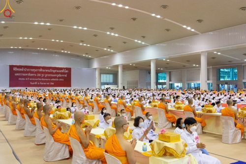 ภาพ No.88243:พิธีทอดผ้าป่าถวายทุนการศึกษาพระภิกษุสามเณรทั่วโลก, มอบโล่ผู้อุปถัมภ์มหาวิทยาลัยฯ ในวันครบรอบสถาปนา 20 ปี มหาวิทยาลัยธรรมกายแคลิฟอร์เนีย (DOU), พิธีถวายมหาสังฆทาน 108 รูป บูชาธรรมมหาปูชนียาจารย์ วันเสาร์ที่ 16 กันยายน พ.ศ. 2566 ณ ห้องแก้วสารพัดนึก1 วัดพระ