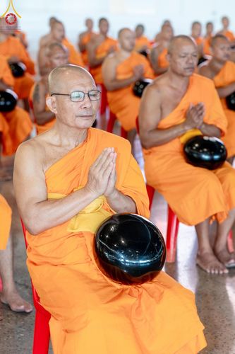 ภาพ No.143370:พิธีตักบาตร ข้าวสารอาหารแห้ง ณ บ้านแก้วเรือนทองคุณยายฯ และ พิธีบูชาข้าวพระ  ณ สภาธรรมกายสากล วัดพระธรรมกาย วันอาทิตย์ที่ 7 กรกฎาคม พ.ศ. 2567