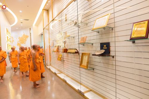 ภาพ No.103705:พิธีเปิดห้องนิทรรศการเพื่อสันติภาพโลก World Peace Lies Within ONE MAN'S VISION   วาระอายุวัฒนมงคล 83 ปี หลวงพ่อทัตตชีโว ณ ชั้น 2 อาคาร 100 ปี คุณยายอาจารย์ฯ วัดพระธรรมกาย วันพฤหัสบดีที่ 21 ธันวาคม พ.ศ. 2566