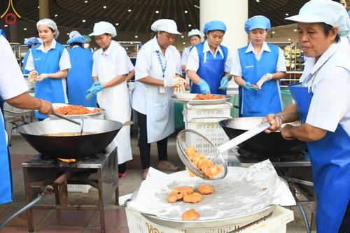 ภาพ No.162108:พิธีถวายภัตตาหารเมนูสวรรค์ เนื่องในวันออกพรรษา (ขึ้น 15 ค่ำ เดือน 11) วันพฤหัสบดีที่ 17 ตุลาคม พ.ศ. 2567 ณ หอฉันคุณยายอาจารย์ฯ วัดพระธรรมกาย