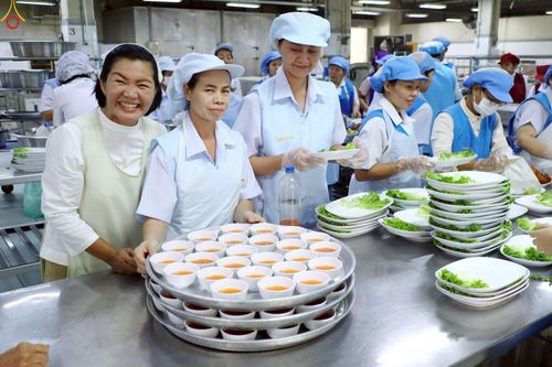 ภาพ No.240054:วันเสาร์ที่ 23 สิงหาคม พ.ศ. 2568 (วันพระ แรม 14 ค่ำ เดือน 9) พิธีบุพเปตพลี ครั้งที่ 169 ร่วมอุทิศบุญแด่หมู่ญาติที่ล่วงลับไปแล้ว และสืบทอดอายุพระพุทธศาสนา ณ หอฉันคุณยายอาจารย์ฯ วัดพระธรรมกาย