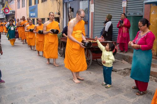 ภาพ No.132513:สามเณรเนปาล บิณฑบาต ย่านทาเมล เมืองกาฐมาณฑุ และเมืองปาฏัน ในโครงการบรรพชา 1,250 รูป ประเทศเนปาล วันที่ 20 มีนาคม พ.ศ. 2567