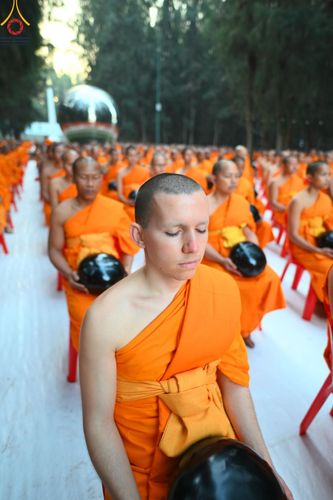 ภาพ No.190198:พิธีตักบาตรพระธรรมยาตรา ณ อนุสรณ์สถานลำดับที่ 1 สถานที่เกิดด้วยรูปกายเนื้อ อนุสรณ์สถานมหาวิหารพระมงคลเทพมุนี (โลตัสแลนด์) อ.สองพี่น้อง จ.สุพรรณบุรี ในโครงการธรรมยาตรา กตัญญูบูชา มหาปูชนียาจารย์ พระมงคลเทพมุนี(สด จนฺทสโร) พระผู้ปราบมาร อนุสรณ์สถาน 7 แห่ง 