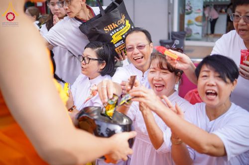 ภาพ No.173836:พิธีทอดกฐิน วัดภาวนาปีนัง ประเทศมาเลเซีย วันที่ 31 ตุลาคม พ.ศ. 2567