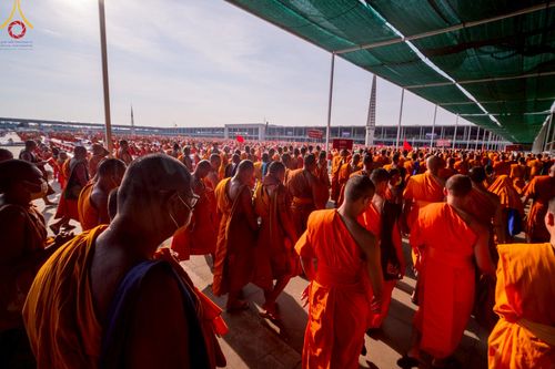 ภาพ No.221536:วันอังคารที่ 22 เมษายน พ.ศ. 2568 ภาพพิธีถวายมหาสังฆทานคณะสงฆ์ 40,000 กว่าวัดทั่วประเทศ เนื่องในวันคุ้มครองโลก ชุดที่ 2 (ปลื้มให้สมการรอคอย) ณ ลานธรรมพระมหาธรรมกายเจดีย์ วัดพระธรรมกาย