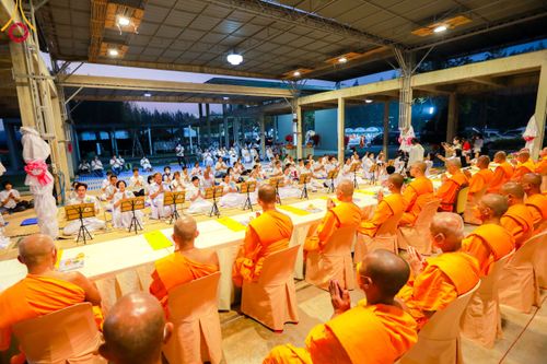 พิธีถวายภัตตาหารเป็นสังฆทาน แด่คณะพระธรรมยาตราฯ ในโครงการธรรมยาตรา กตัญญูบูชา มหาปูชนียาจารย์ พระมงคลเทพมุนี(สด จนฺทสโร) พระผู้ปราบมาร อนุสรณ์สถาน 7 แห่ง ปีที่ 12 วันที่ 13 มกราคม พ.ศ. 2567 ณ อนุสรณ์สถานมหาวิหารพระมงคลเทพมุนี  (โลตัสแลนด์) อ.สองพี่น้อง จ
