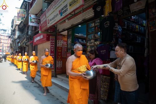 ภาพ No.80209:สามเณรในโครงการบรรพชาสามเณรหมู่ รับบิณฑบาตจากญาติโยมสาธชุน บริเวณชุมชน Patan และ Thamel กรุงกาฐมาณฑุ ประเทศเนปาล วันที่ 31 มีนาคม พ.ศ. 2566