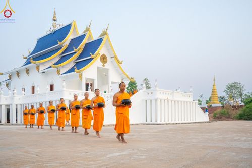 ภาพ No.62227:Photo Story  มหัศจรรย์วัดดงดินแดง Episode 4 กิจกรรมตักบาตรฉลองพระ-เณรกว่า 500 รูป