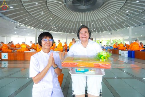 ภาพ No.157646:พิธีถวายภัตตาหารเมนูสวรรค์ ในพรรษาแห่งการเข้าถึงธรรม วันเสาร์ที่ 28 กันยายน พ.ศ. 2567 ณ หอฉันคุณยายอาจารย์ฯ วัดพระธรรมกาย