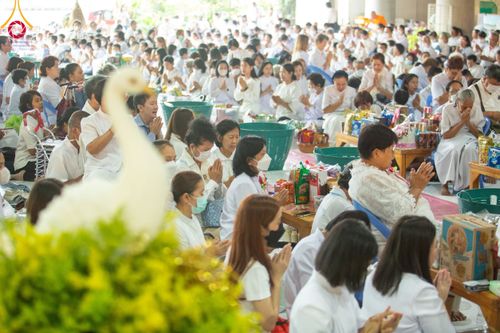 ภาพ No.115448:พิธีตักบาตรฉลองพระใหม่ ในโครงการอุปสมบทหมู่บูชาธรรม 115 ปี คุณยายอาจารย์มหารัตนอุบาสิกาจันทร์ ขนนกยูง วันที่ 19  มกราคม พ.ศ. 2567 ณ มหารัตนวิหารคด วัดพระธรรมกาย