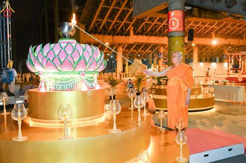 ภาพ No.170406:พิธีฉลองชัยสวดมนต์บทธัมมจักกัปปวัตตนสูตร ครบ 6,881,000,000 จบ ณ มหารัตนวิหารคด วัดพระธรรมกาย วันศุกร์ที่ 15 พฤศจิกายน พ.ศ. 2567 (วันเพ็ญ 15 ค่ำ เดือน 12)